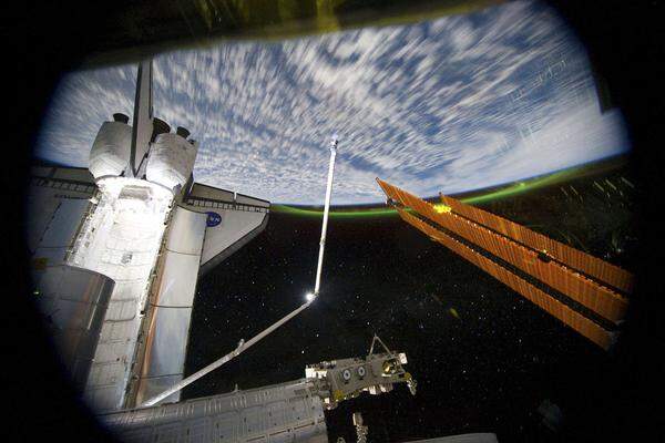 Von der ISS aus kann man das Aurora australis sehen. Das Leuchtphänomen wird auch als Südlicht bezeichnet.