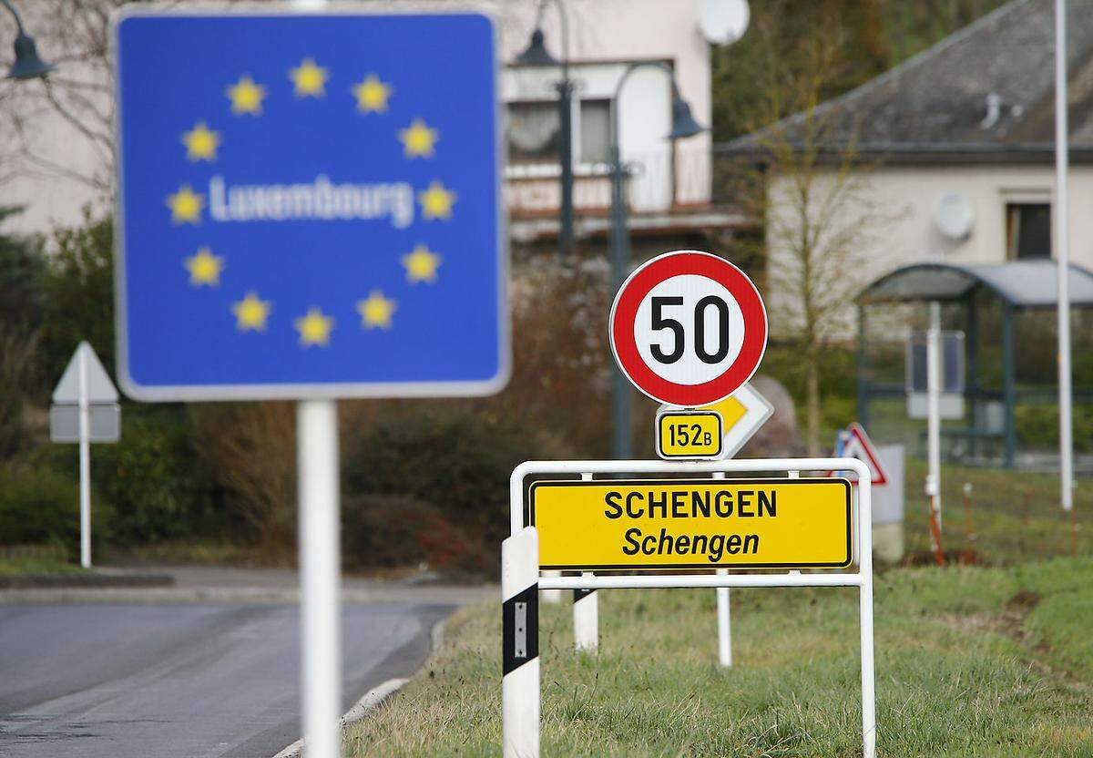 Da ist es kein Wunder, dass die Top 10 in dem Ranking sich rein aus europäischen beziehungsweise nordischen Staaten zusammensetzen: Die EU mit Personen-, Dienstleistungs-, Warenfreizügigkeit und den bilateralen Verträgen der EU-Staaten mit Nicht-EU-Staaten bietet ihren Bürgern einen hohen Lebensstandard - gepaart mit einem sicheren, wohlhabenden Lebensumfeld. Im Bild: Straßentafel im luxemburgischen Schengen