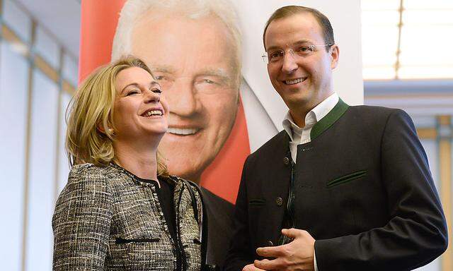 Elisabeth Kaufmann-Bruckberger mit Ernest Gabmann jr. vor dem Bild ihres Parteigründers Frank Stronach.