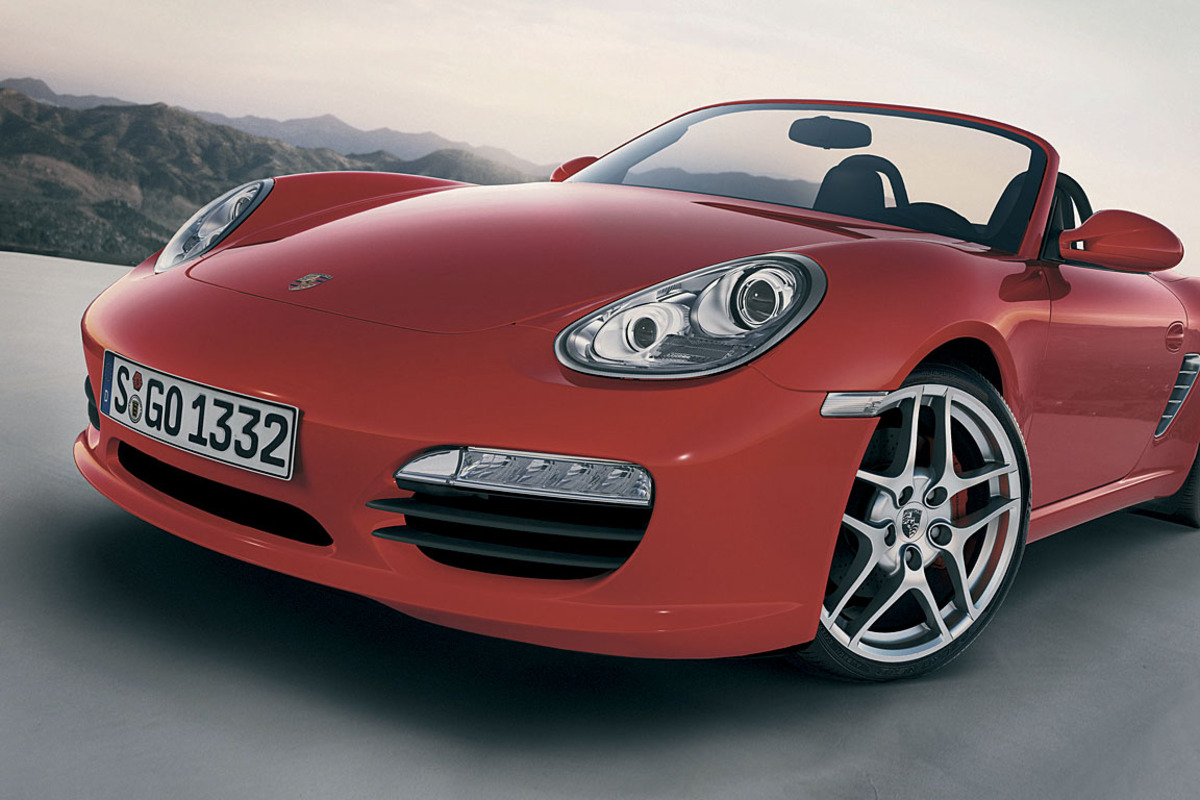 Vom Boxster kommt zur Jahresmitte die dritte Generation. Design-Überraschungen dürften beim Mittelmotor-Sportwagen (im Bild das aktuelle Modell) ausbleiben. Die Fachpresse munkelt, dass die Zuffenhausener - neben der bekannten Sechszylinder - auch an einer Version mit Turbo-Vierzylinder arbeiten.