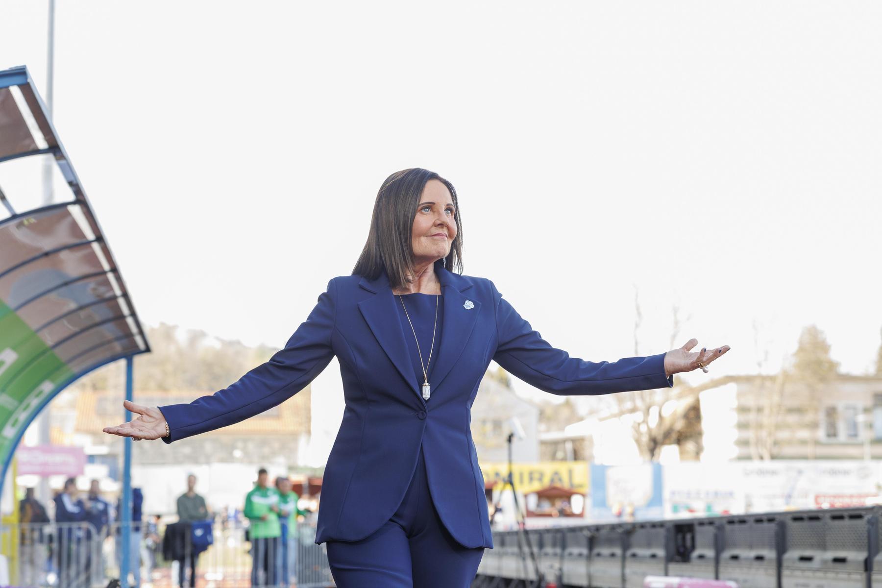 Brigitte Annerl: „Gewinnt Hartberg den Cup, springe ich mit dem Pokal in  den Wörthersee“ – DiePresse.com