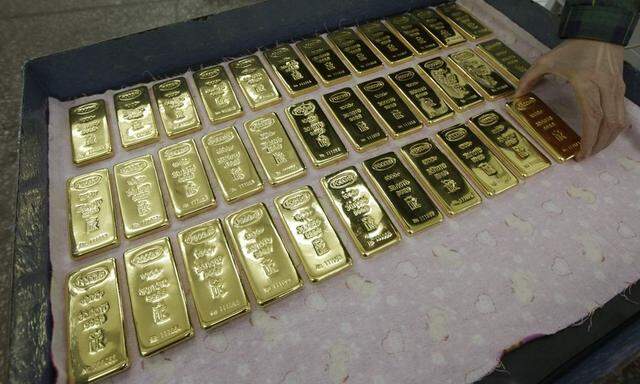 An employee lays out one-kilogram ingots of 99.99 percent pure gold at the Krastsvetmet non-ferrous metals plant in Russia's Siberian city of Krasnoyarsk
