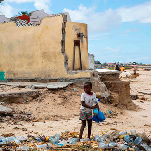 In der Hafenstadt Beira sind die schlimmen Verwüstungen durch den Zyklon Idai auch ein Jahr danach noch überall sichtbar, wie hier an der Strandpromenade.