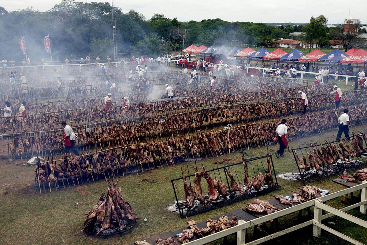 Im selben Jahr wie die Uruguayer versuchten die Paraguayer, hier in Mariano Roque Alonso, einem Vorort der Hauptstadt Asunción, mit einem Riesen-Grillfest den Weltrekord für das größte Barbecue aufzustellen.