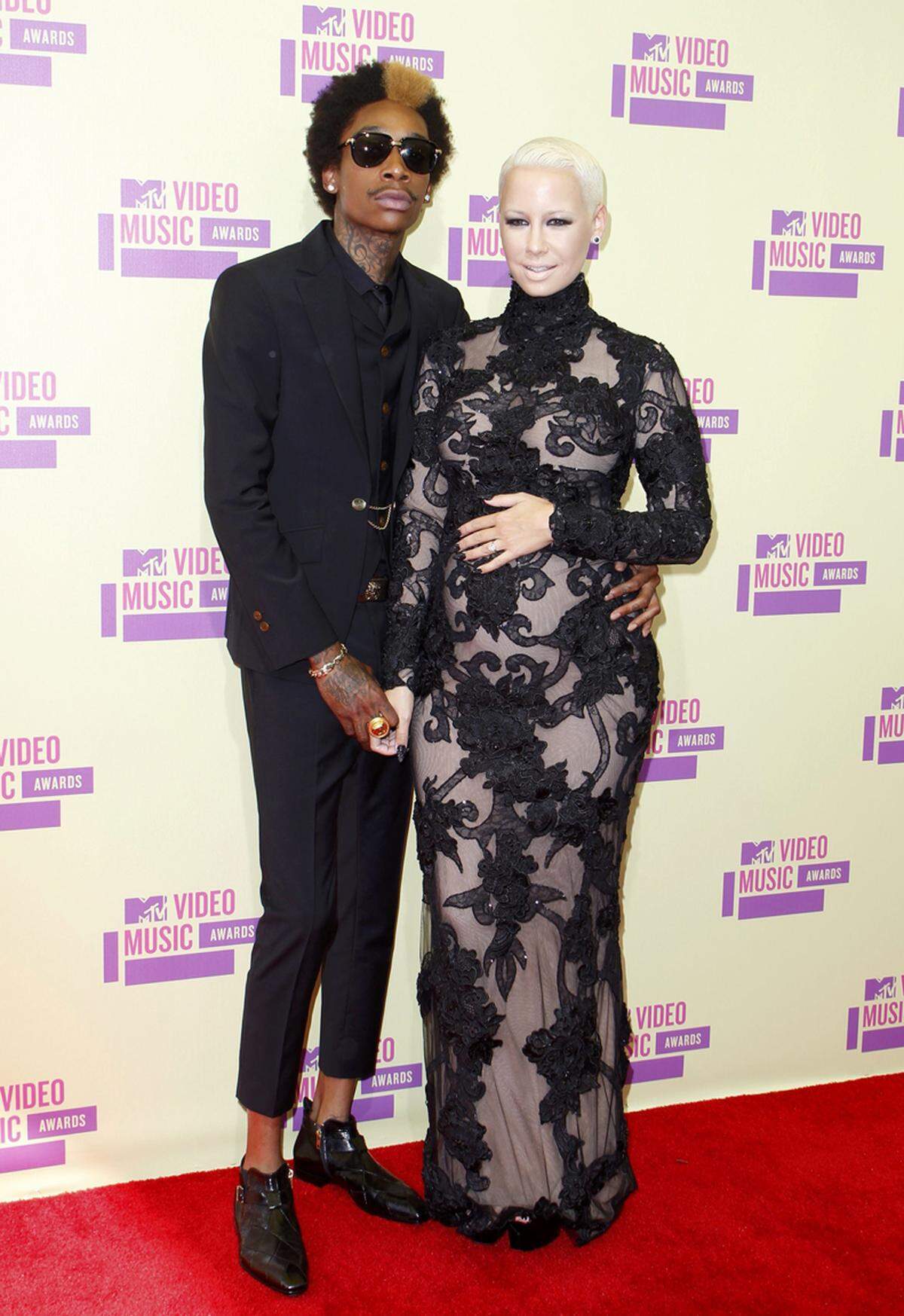 Ihren Babybauch präsentierte Amber Rose an der Seite ihres Verlobten, Rapper Wiz Khalifa, in einem schwarzen bestickten Kleid.