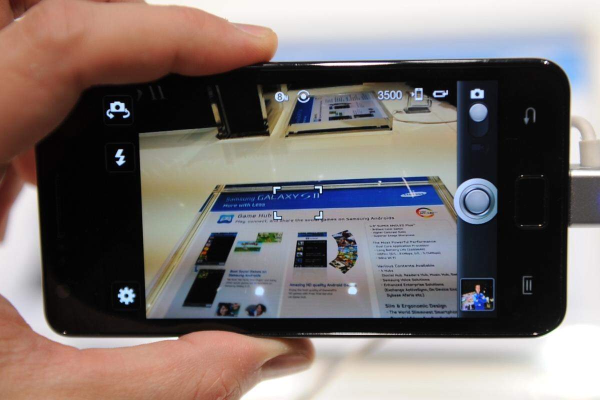 Auf der Rückseite hat Samsung die 8-Megapixel-Kamera samt LED-Blitz positioniert. Zusammen mit der durchaus gelungenen Foto-App macht sie absolut brauchbare Bilder - soweit das in der nicht unbedingt idealen Messeumgebung zu beurteilen war.