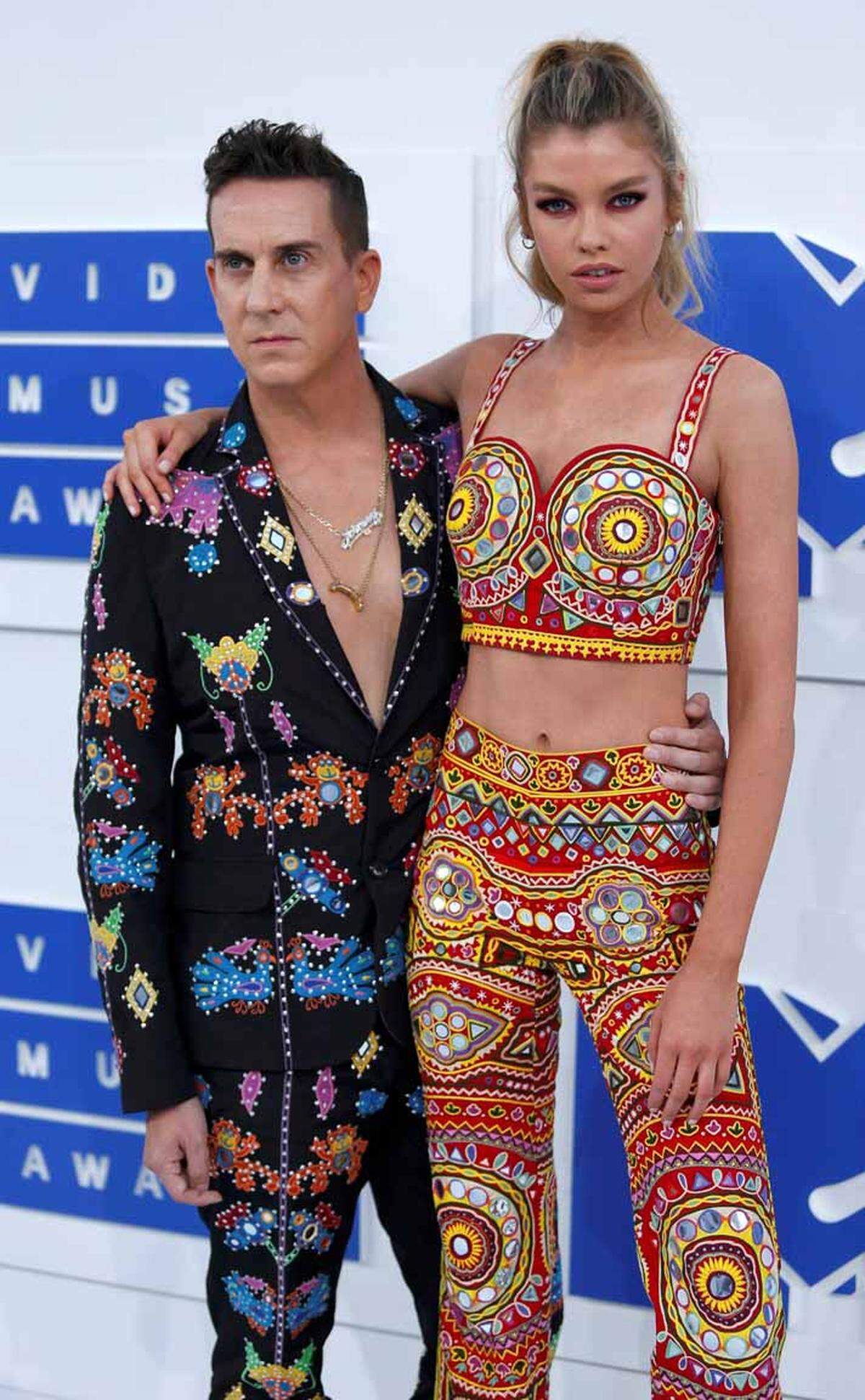 Designer Jeremy Scott und Model Stella Maxwell fielen in Moschino auf.