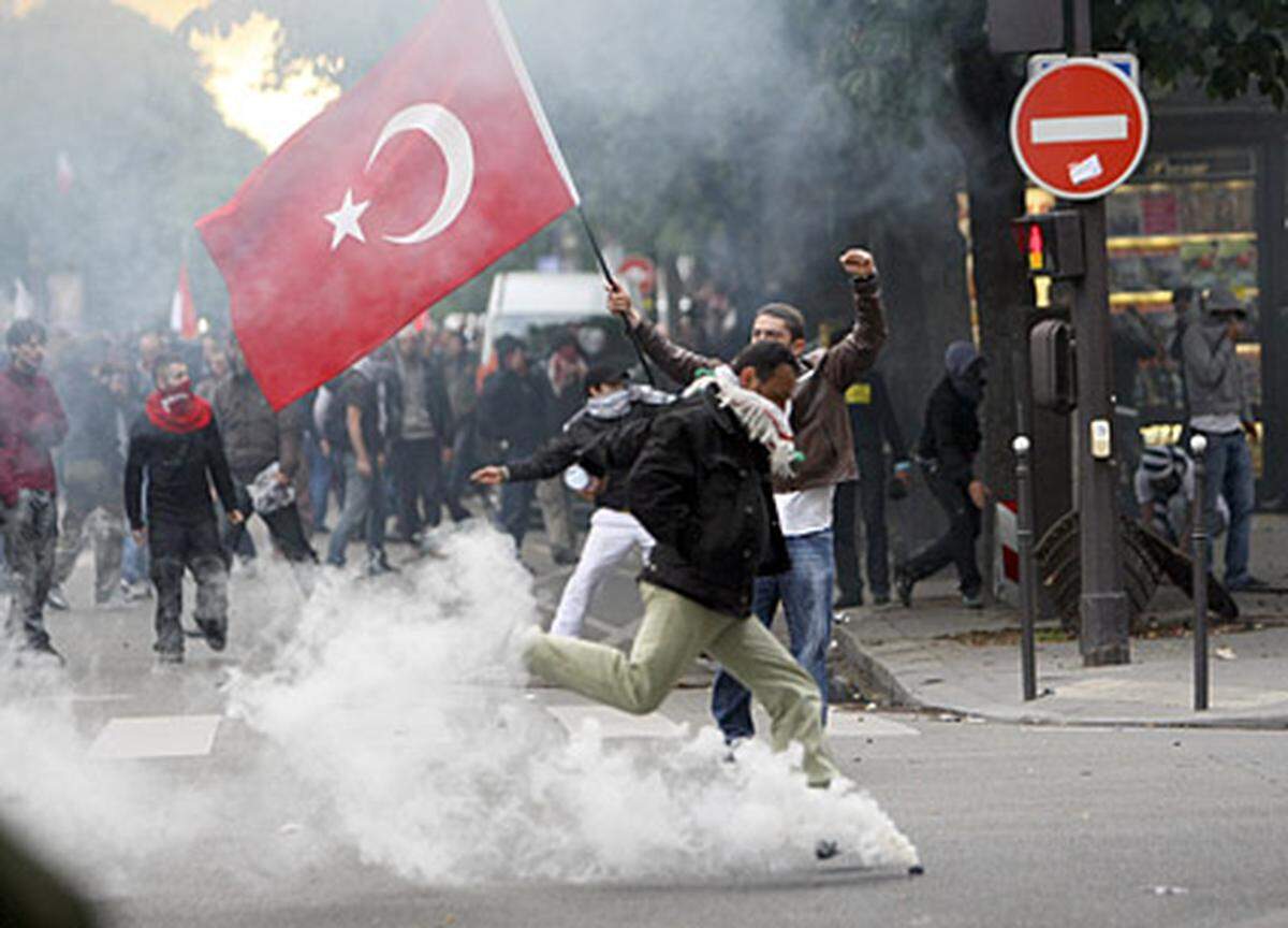 ... und Paris zu gewaltsamen Zusammenstößen zwischen Demonstranten und der Polizei gekommen.