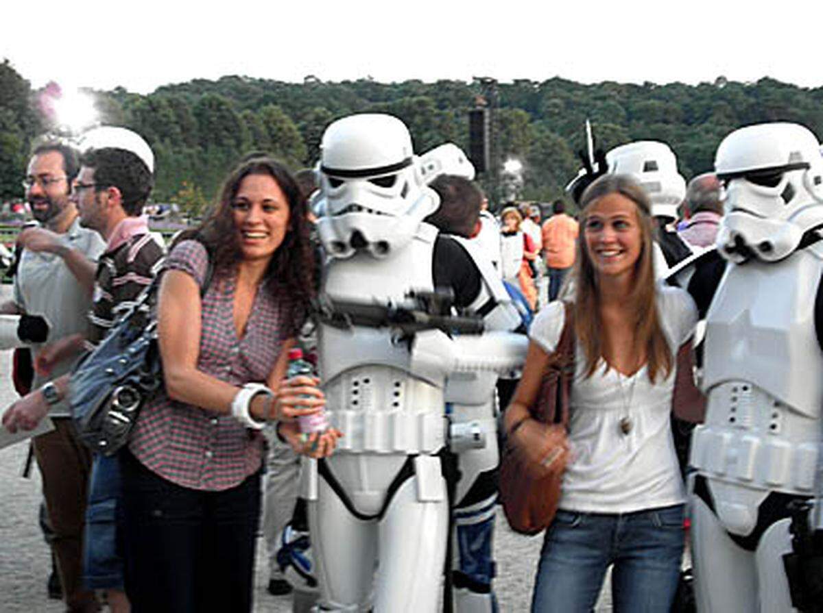 ... zahlreich vertretenen "Star-Wars"-Fans Begeisterung hervor. Diese kamen bereits früh in den Schlosspark, um ja keinen der Sternenklänge zu verpassen.