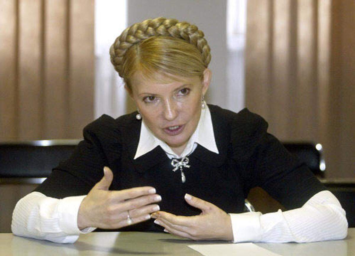 Gemeinsam mit Juschtschenko führte sie im Jahr 2004 die "Orange Revolution" an. Damals trieben Wahlfälschungen bei der Präsidenten-Stichwahl die Massen auf die Straße.Nach Juschtschenkos Wahl zum Präsidenten machte er Timoschenko zur Ministerpräsidentin.