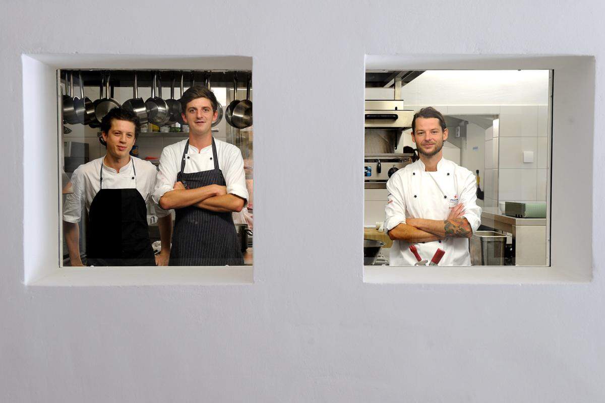 Gemeinsam mit seinem Team – Küchenchef Werner Traxler (li.) und Sous Chef Thomas Kurzmann – will Stranzinger (re.) das Gasthaus Schloss Hochhaus in Vorchdorf wieder beleben.