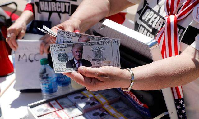 Bei den Demonstranten gegen dei Coronavirusmaßnahmen ist Donald Trump längst auf Zahlungsmitteln abgedruckt.