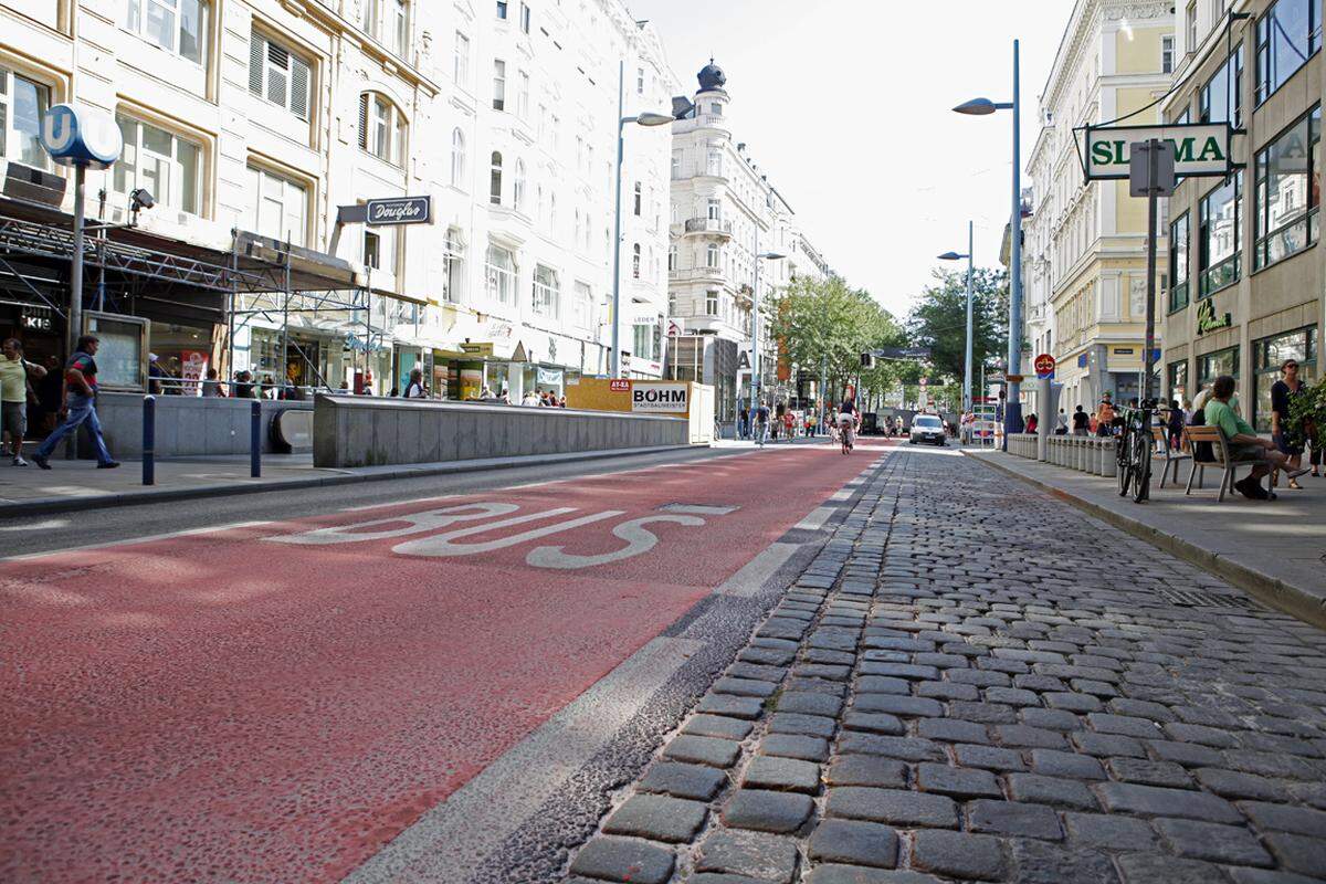 Viele Passanten fragten sich, ob man auf dem roten Asphaltteppich nun gehen und radfahren dar. Die Auflösung: Zu Fuß ist nur das Queren erlaubt, radeln ist in Fahrtrichtung stadteinwärts gestattet.