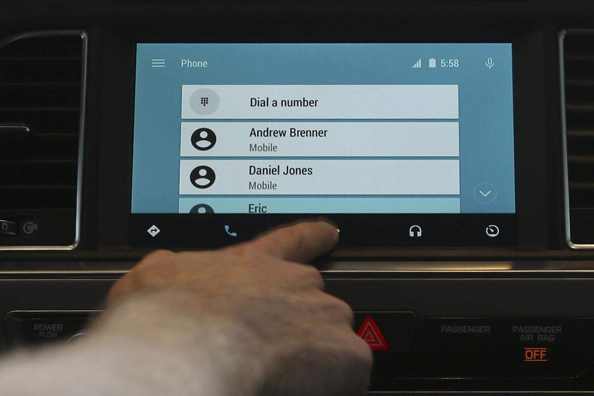 Mit Android Auto (Bild) will Google die Autowelt erobern und folgt damit Apple, die bereits einige Wochen zuvor mit Apple CarPlay ein ganz ähnliches System vorgestellt hatte. Beide Systeme sorgen dafür, dass der Bordcomputer einige typische Smartphone-Tricks beherrscht und sich vor allem nahtlos mit dem iPhone oder dem Android-Smartphone verbinden lässt. Welches Smartphone man verwendet könnte also künftig die Wahl der Automarke beeinflussen. DiePresse.com gibt einen Überblick, welche Marken sich bereits entschieden haben.