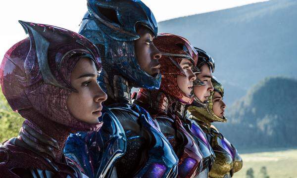 Filmstart: 24. März 2017 Man kennt die "Power Rangers" als Protagonisten einer harmlosen Kinderserie. Zwei Filme zum Reboot gibt es bereits, der dritte ist nun ein Neustart-Versuch: Regisseur Dean Israelite soll der Reihe eine ernstere Note geben. Den Mentor spielt Bryan Cranston, als Bösewichtin ist Elizabeth Banks dabei. Naomi Scott, Becky G., Dacre Montgomery, Ludi Lin und RJ Cyler verkörpern die Jugendlichen, die zu Superhelden werden.  