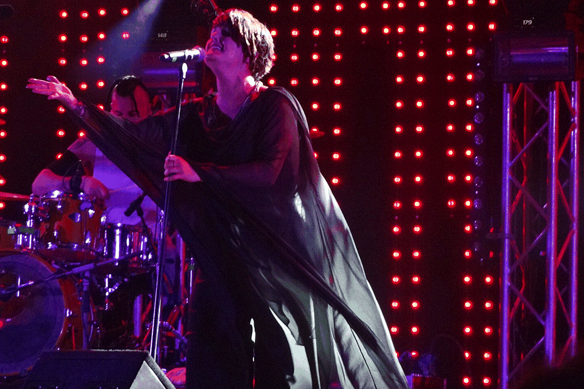 Hauptact auf der FM4-Bühne war Koseheen, die ihren Fans mit elektronischen Beats und glasklarer Stimme der Sängerin Siân Evans gehörig einheizten. Höhepunkt war der wohl größte Hit der Band, "Hide U".