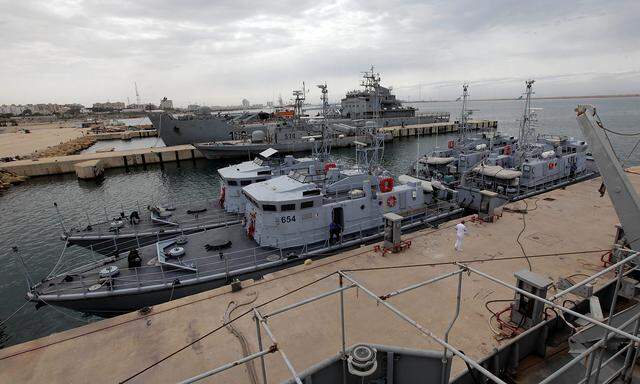 Die libyschen Schiffe der Küstenwache - hier vor Anker in Tripolis - sollen von der italienischen Marine unterstützt werden.