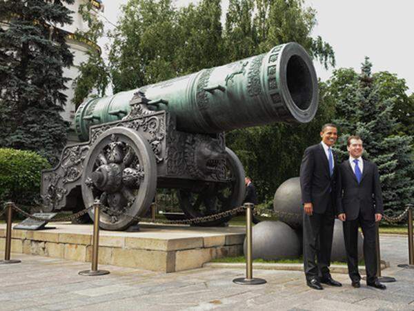 Zwei Staatsmänner und eine gigantische Waffe: Barack Obama und Dimitrij Medwedew fanden Zeit für ein Foto vor der Tsar Kanone, die 1586 erbaut wurde.