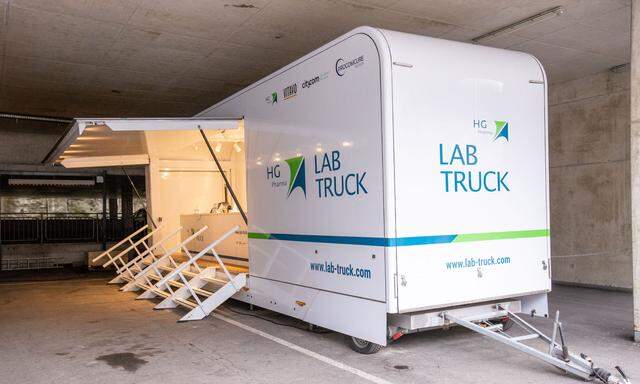 Die Direktvergabe des rund acht Millionen Euro schweren Auftrags ohne Ausschreibung des Landes an die Firma HG Pharma bzw. ihrer Tochterfirma "Lab Truck" im vergangenen September sorgte zuletzt für scharfe Kritik. 