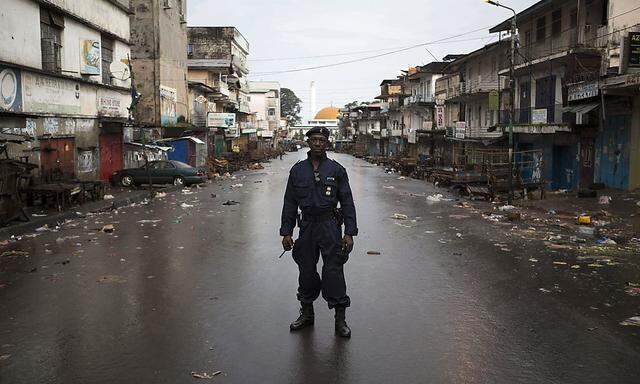 Ein Polizist kontrolliert die Ausgangssperre in Sierra Leone.