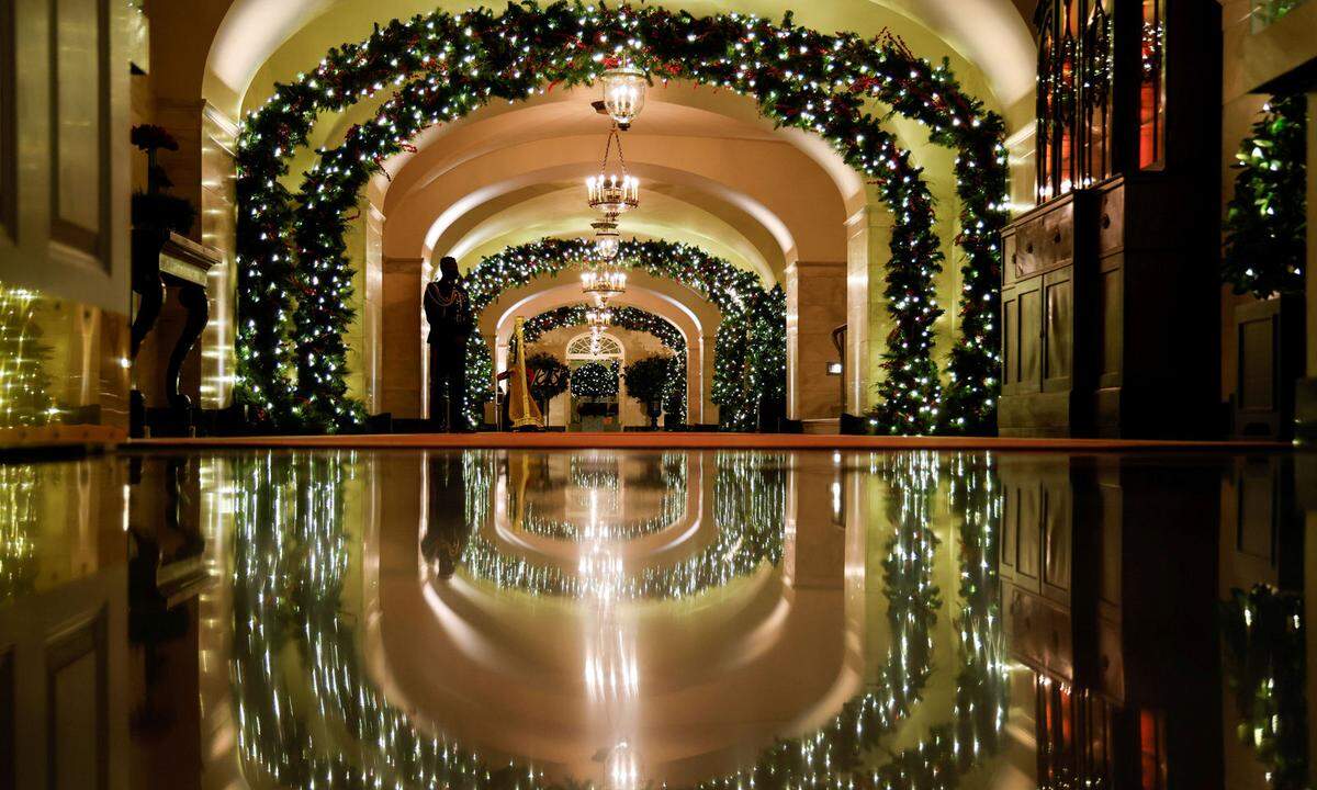 Neben 41 Weihnachtsbäumen und knapp 79.000 Lichtern wurden auch etwa 6000 Meter Schleifenband, mehr als 300 Kerzen und über 10.000 Ornamente im Weißen Haus angebracht. Dafür gesorgt haben mehr als hundert Freiwillige, teilt First Lady Jill Biden mit.