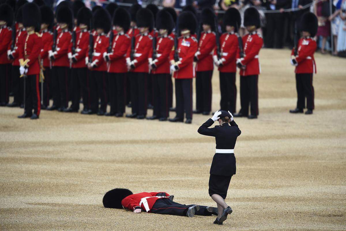 11. Juni. Das lange Stehen in voller Montur tat dem Mitglied der britischen Welsh Guards nicht gut. Wie ein Brett fiel der junge Mann während der "Trooping the Colour"-Zeremonie, einer Militärparade zu Ehren der Queen, um.