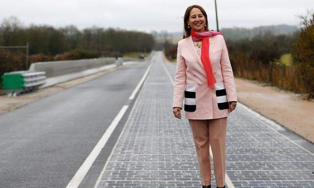 Frankreichs Umweltministerin Segolene Royal eröffnete die erste Solarstraße der Welt.