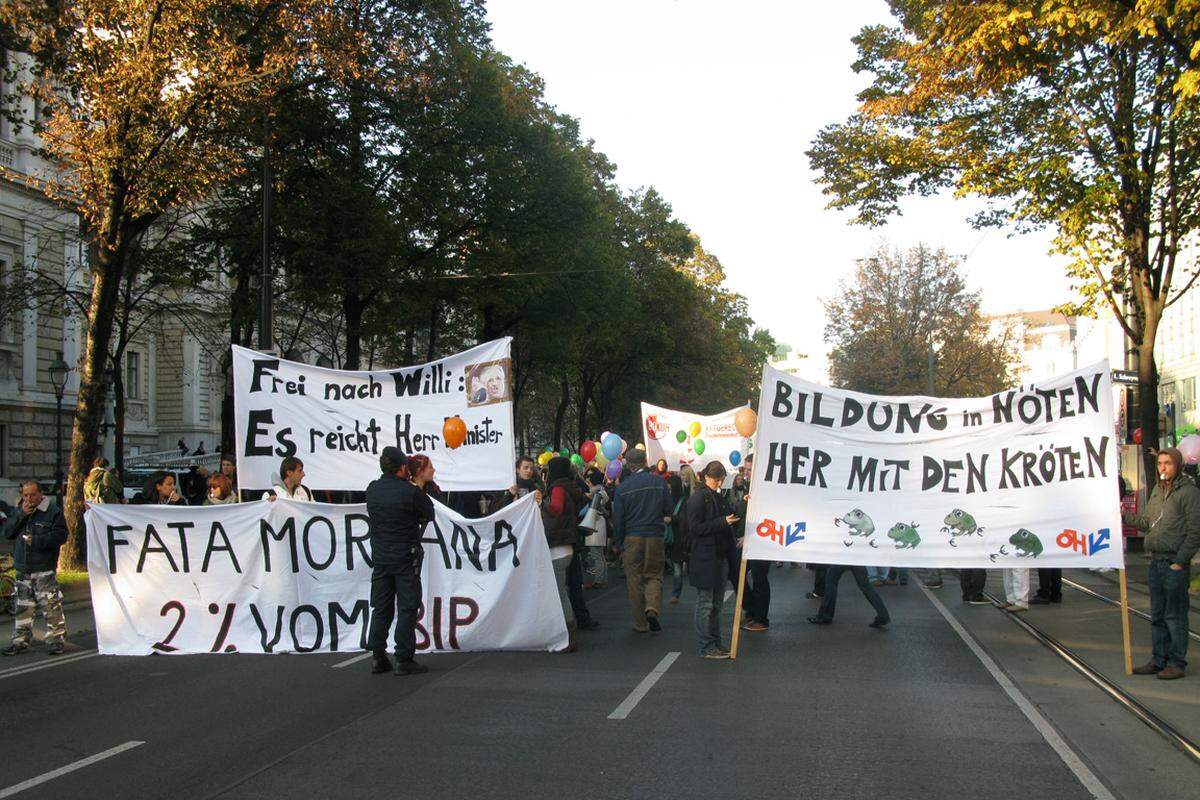 Auf dem Ring formiert sich die Demo, in der ersten Reihe die Transparente der Österreichischen HochschülerInnenschaft. Darauf zu lesen: "Fata Morgana - 2 % vom BIP" und "Bildung in Nöten - her mit den Kröten".