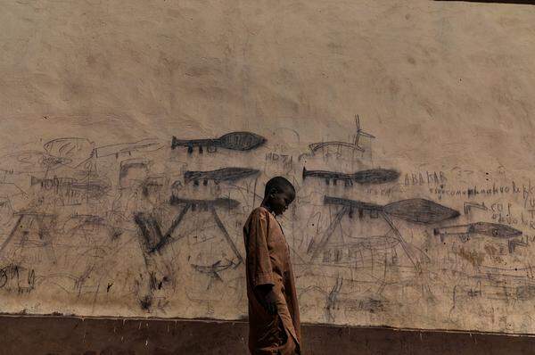 Der Italiener Marco Gualazzini fotografierte einen Waisenbuben in Bol im Tschad. Auf der Wand hinter dem Kind sind Granatwerfer gezeichnet. Der Tschad ist immer noch eines der ärmsten und unterentwickeltsten Länder der Welt. 2005 bis 2010 herrschte hier Bürgerkrieg. Auch dieses Foto hatte Chancen auf den Titel World Press Photo Weiter: die Nominierten, die allerdings nicht für den Gesamtpreis World Press Photo infrage kommen