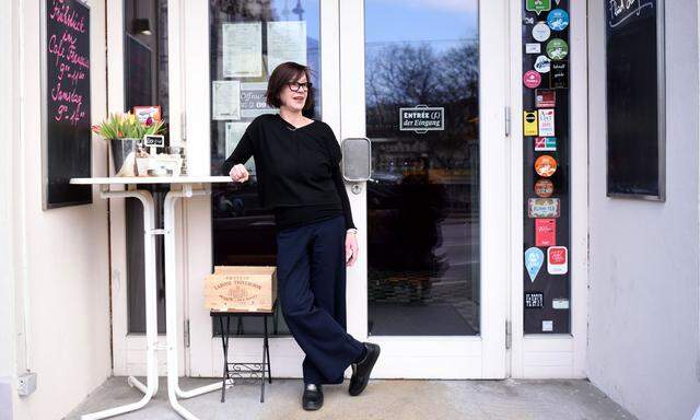 Heimweh? Nein, in keine der beiden Richtungen. Susanna Fritscher, Wahl-Französin seit 34 Jahren, bei einem ihrer Wien-Aufenthalte vor dem Cafe Français.