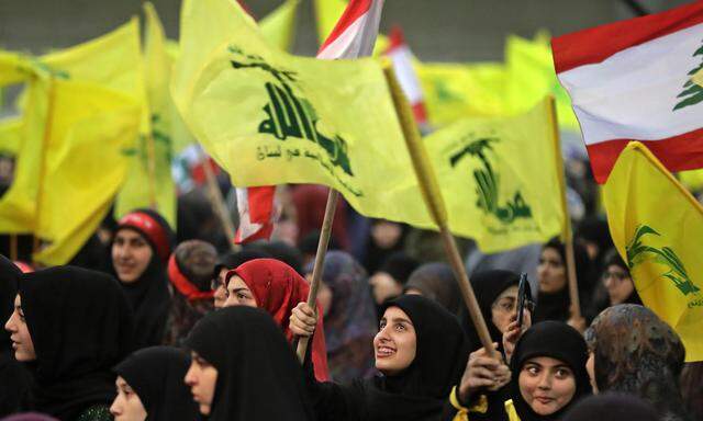Anhängerinnen der fundamentalistischen Hisbollah feierten in Beirut den Wahlsieg ihres Bündnisses. 