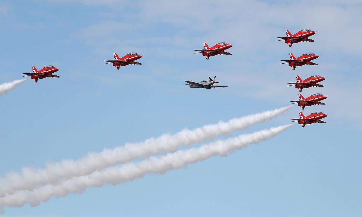 Aber am meisten begeistern immer noch die guten, alten Flugshows: Hier die Red Arrows, das Royal Airforce Aerobatic Team. Gemeinsam mit einer Spitfire.