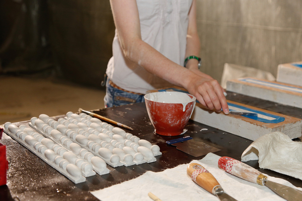 Vier bis sechs Restaurateure arbeiten knapp zwei Monate in dem historischen Saal. Zum Weihnachtsgeschäft soll das Restaurant wieder offen sein.