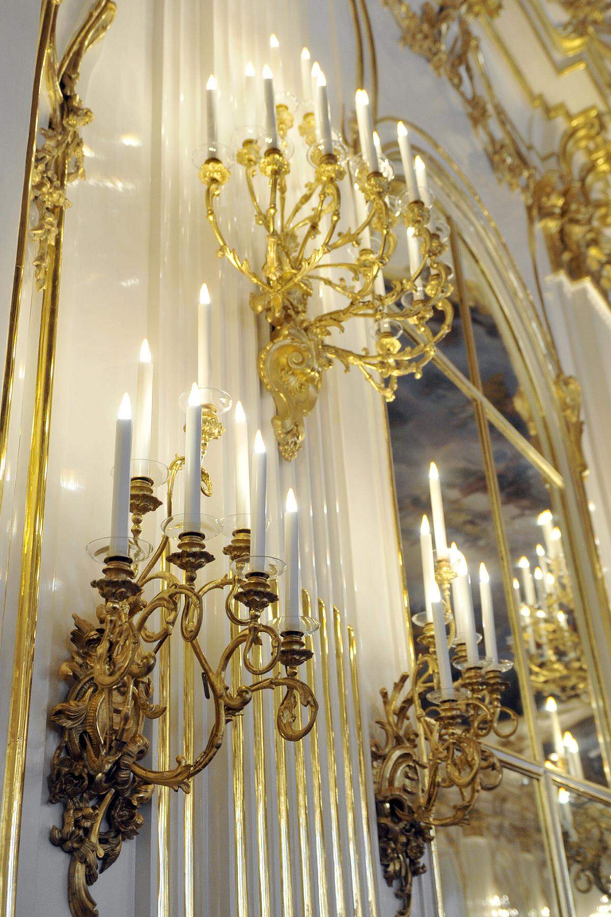Weiße Wände wie aus Porzellan mit vergoldeten Elementen an den Seiten: Der größte Prunkraum im Schloss Schönbrunn, die Große Galerie, ist fertig restauriert.