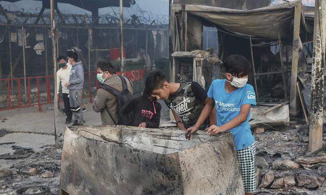 GREECE-EUROPE-MIGRANTS-CAMP-FIRE