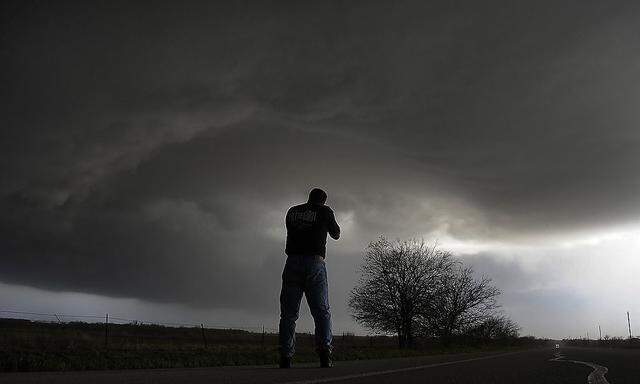 Sturmjäger dokumentieren die Tornados und beobachten sie.