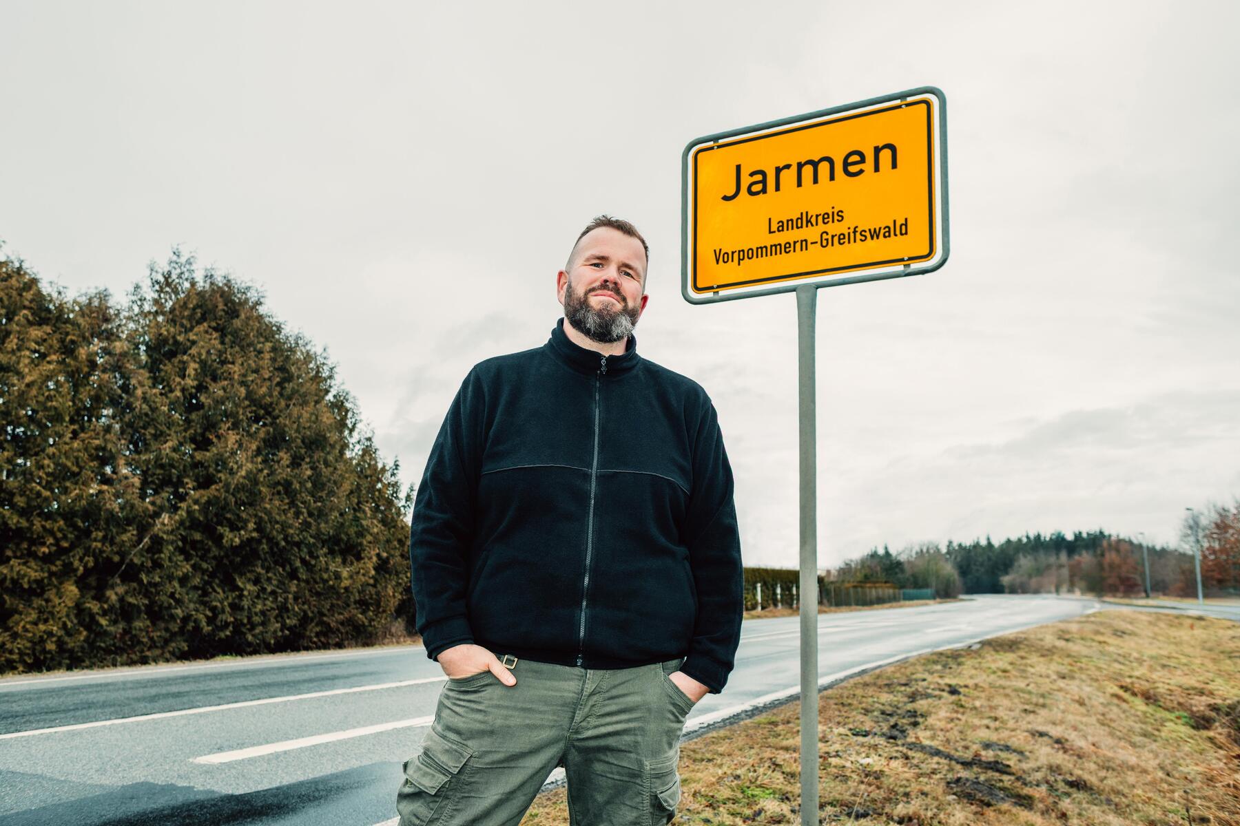 Singer Monchi Explores Germany's Ideological Divide in New Book