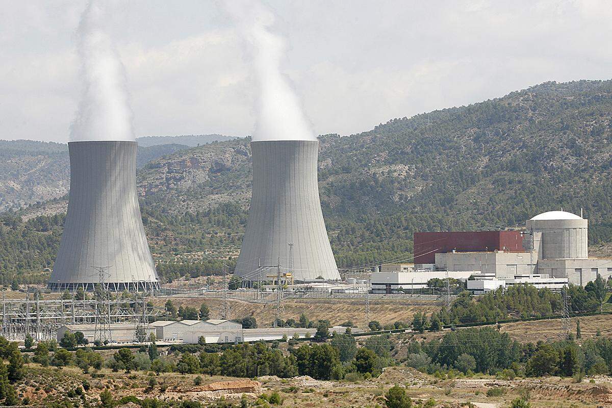 Erdbebengefährdet ist auch das spanische Atomkraftwerk Cofrentes bei Valencia. Laut Greenpeace liegt das Atomkraftwerk auf einer Erdbebenlinie. Außerdem grenzt es an die seismisch äußerst aktive Zone in Südspanien.