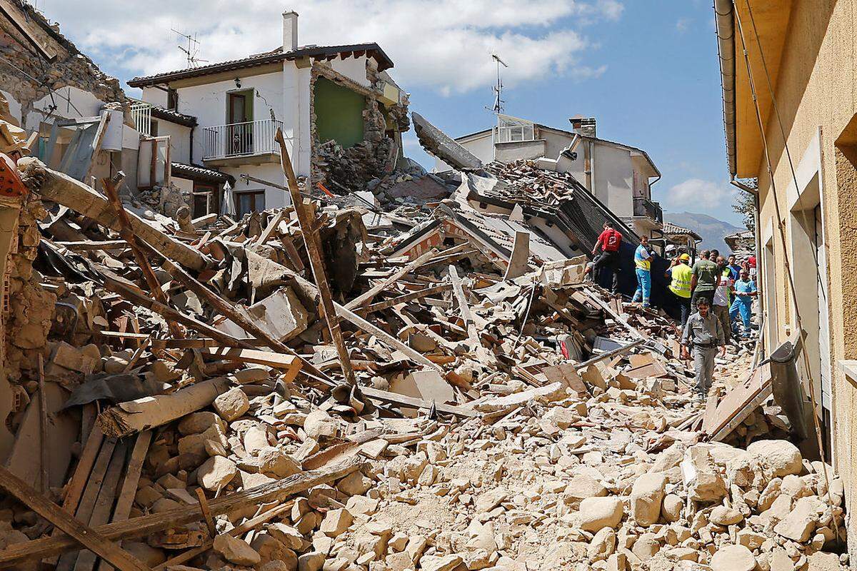 Das Erdbeben sei mit jenem des Jahres 2009 vergleichbar, das die Abruzzen-Hauptstadt L'Aquila zerstört und über 300 Todesopfer gefordert hatte, sagte Italiens Zivilschutzchef Fabrizio Curcio.