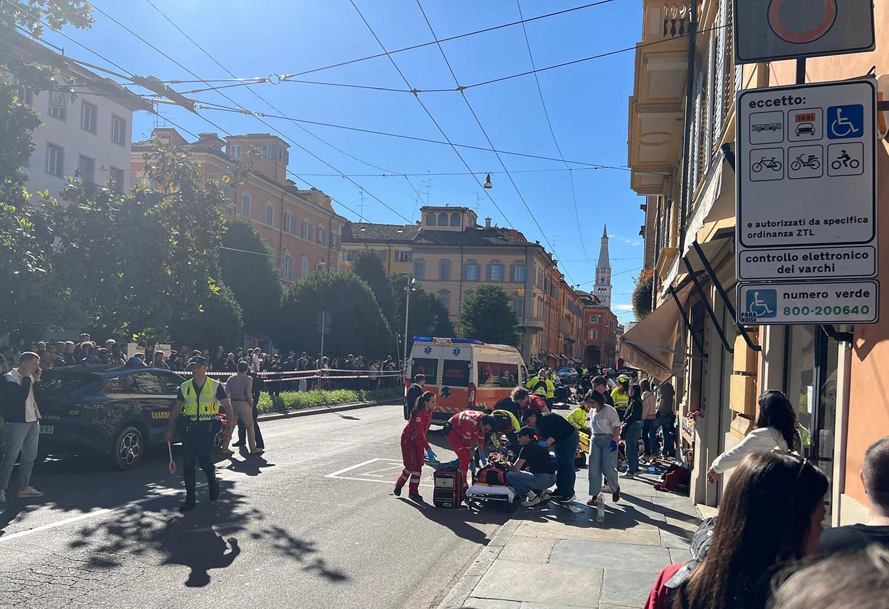 Italien: Auto fährt in Menschenmenge, acht Verletzte