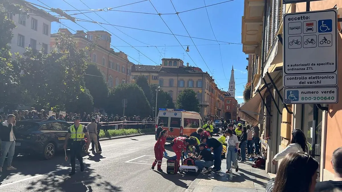 Italien-Auto-f-hrt-in-Menschenmenge-acht-Verletzte