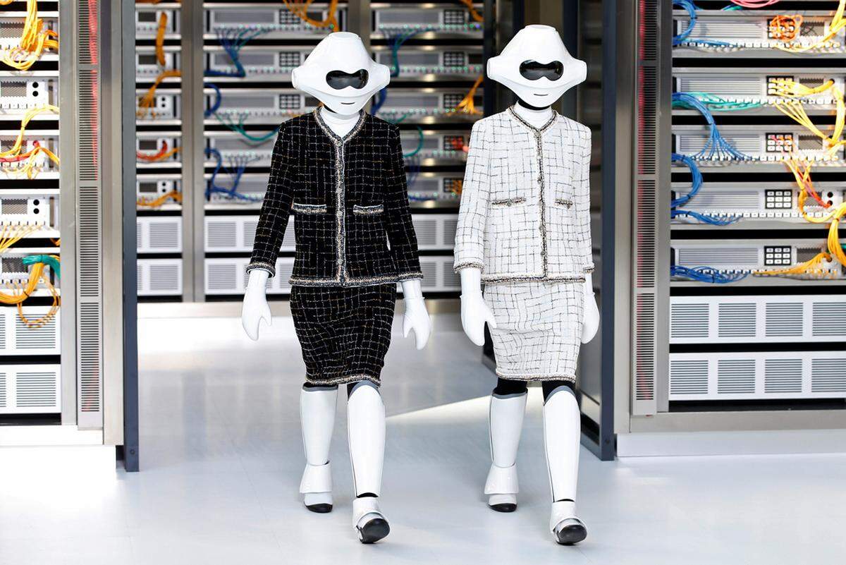 Einen Sprung in die Zukunft wagte Karl Lagerfeld mit seiner neuesten Kollektion für Chanel. Schon zum Start der Show im Grand Palais liefen zwei als Roboter verkleidete Models aus einer Art Serverraum.