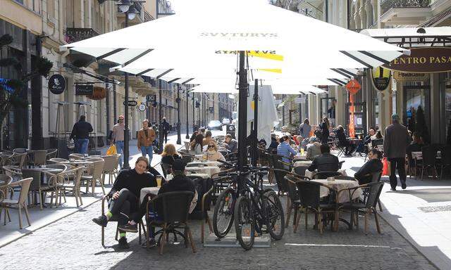 Cafés, Bars, Lokale und Geschäfte blieben grundsätzlich geöffnet (im Bild: Vilnius).