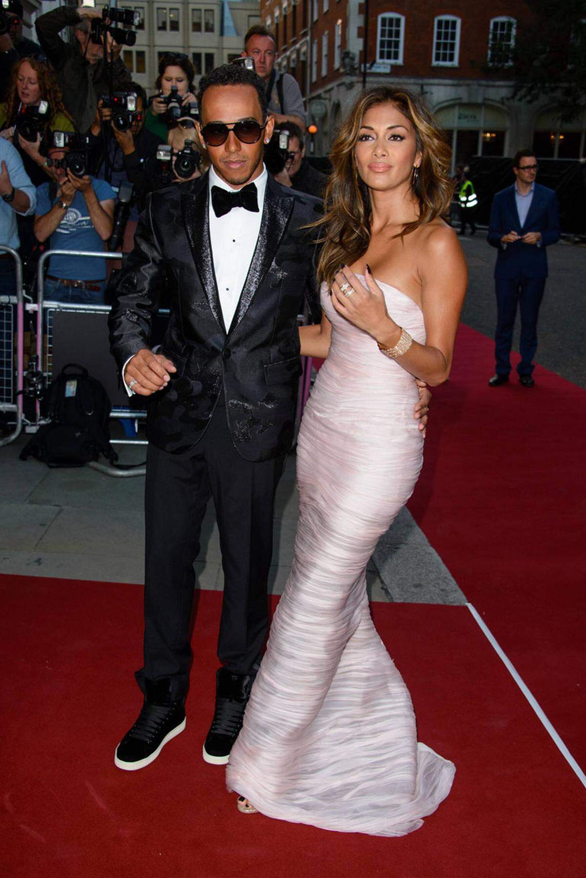 Sängerin Nicole Scherzinger  trug ein Kleid von Ermanno Scervino  und erschien mit Freund Lewis Hamilton.