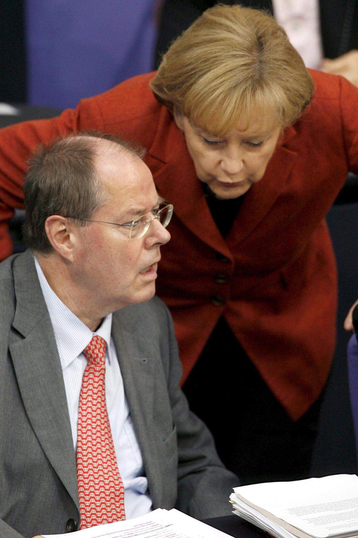 Bundestagswahl-Siegerin Angela Merkel holt Steinbrück in die Große Koalition, wo der Finanzminister nicht um markige Sprüche verlegen ist. Der Schweiz droht er im Steuerstreit vollmundig mit der "Kavallerie", Österreich vergleicht er mit "Ouagadogou". Dann blickt Steinbrück in den "Abgrund", wie er später selbst sagen wird. Im Tandem mit Merkel muss er Deutschland durch die Finanzkrise manövrieren. In einem denkwürdigen Auftritt treten beide im Oktober 2008 vor die Presse und erklären, dass die Sparbuch-Einlagen der Deutschen gesichert seien.