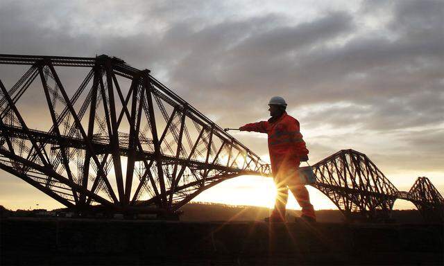 Optische Täuschung: Ein Arbeiter posierte 2011 bei Renovierungsarbeiten vor der Forth Bridge nahe Edinburgh.