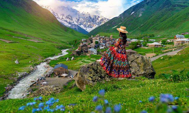 Das bezaubernde Dorf Ushguli, mit seinen markanten Türmen und dem mächtigen Schchara-Gletscher im Hintergrund, war der Sage nach Heimat der besonders verehrten
Monarchin und Heiligen, Königin Tamara.