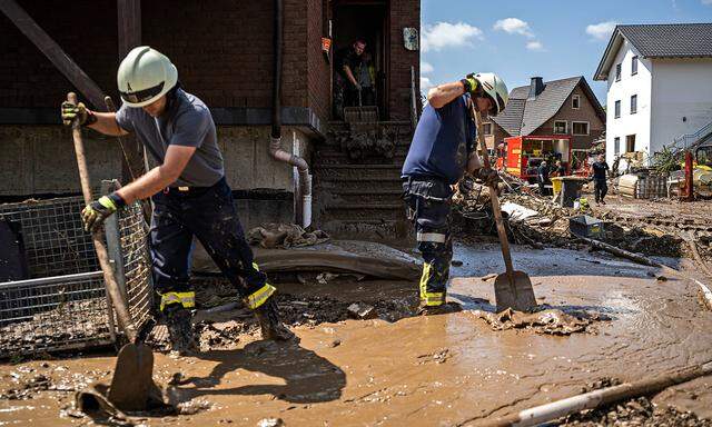 Aufraeumarbeiten nach dem Hochwasser Bewohner und Feuerwehr tragen Schlamm in der Stadt Marienthal ab. Am 14.07.2021 kam