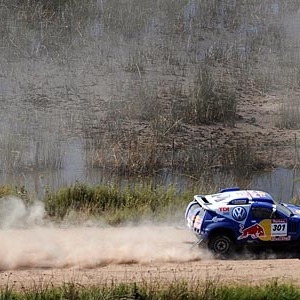 Carlos Sainz setzt sich an die Spitze.