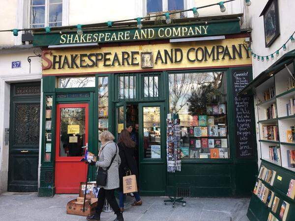 Shakespeare and Company, das Mekka der englischsprachigen Schriftsteller in Paris, liegt am linken Seine-Ufer auf der Höhe von Notre-Dame.